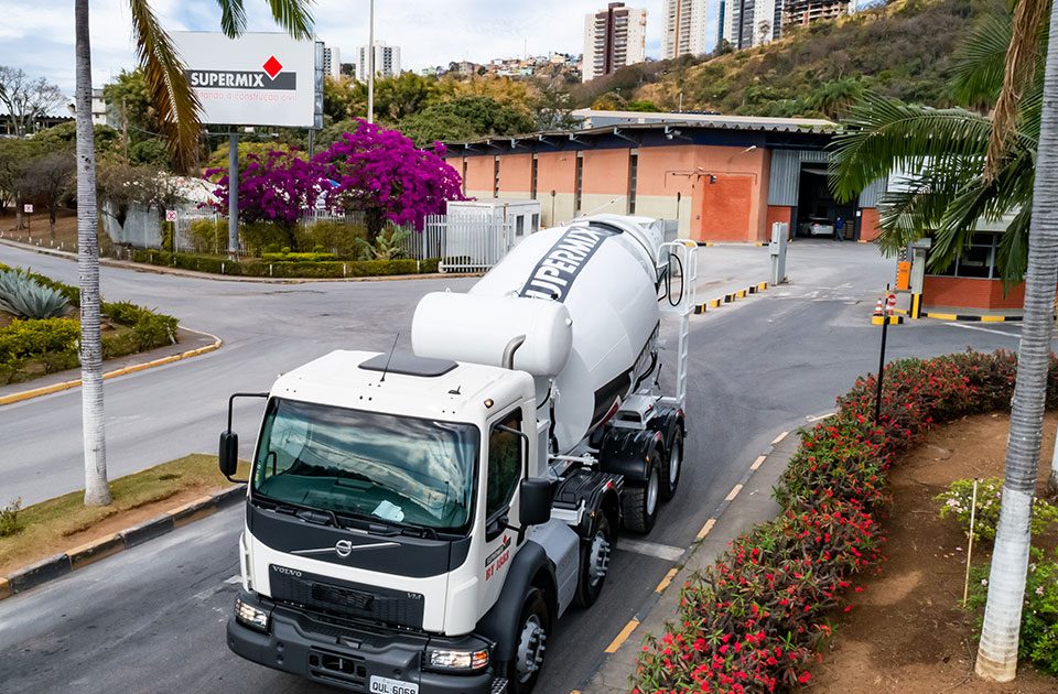 Profissional aplicando concreto Supermix